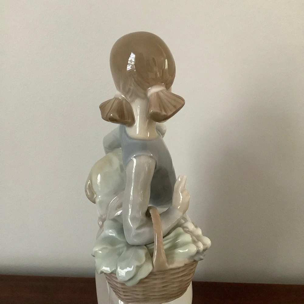 Lladro Girl with Lamb and basket of Leeks - Picture 4 of 7